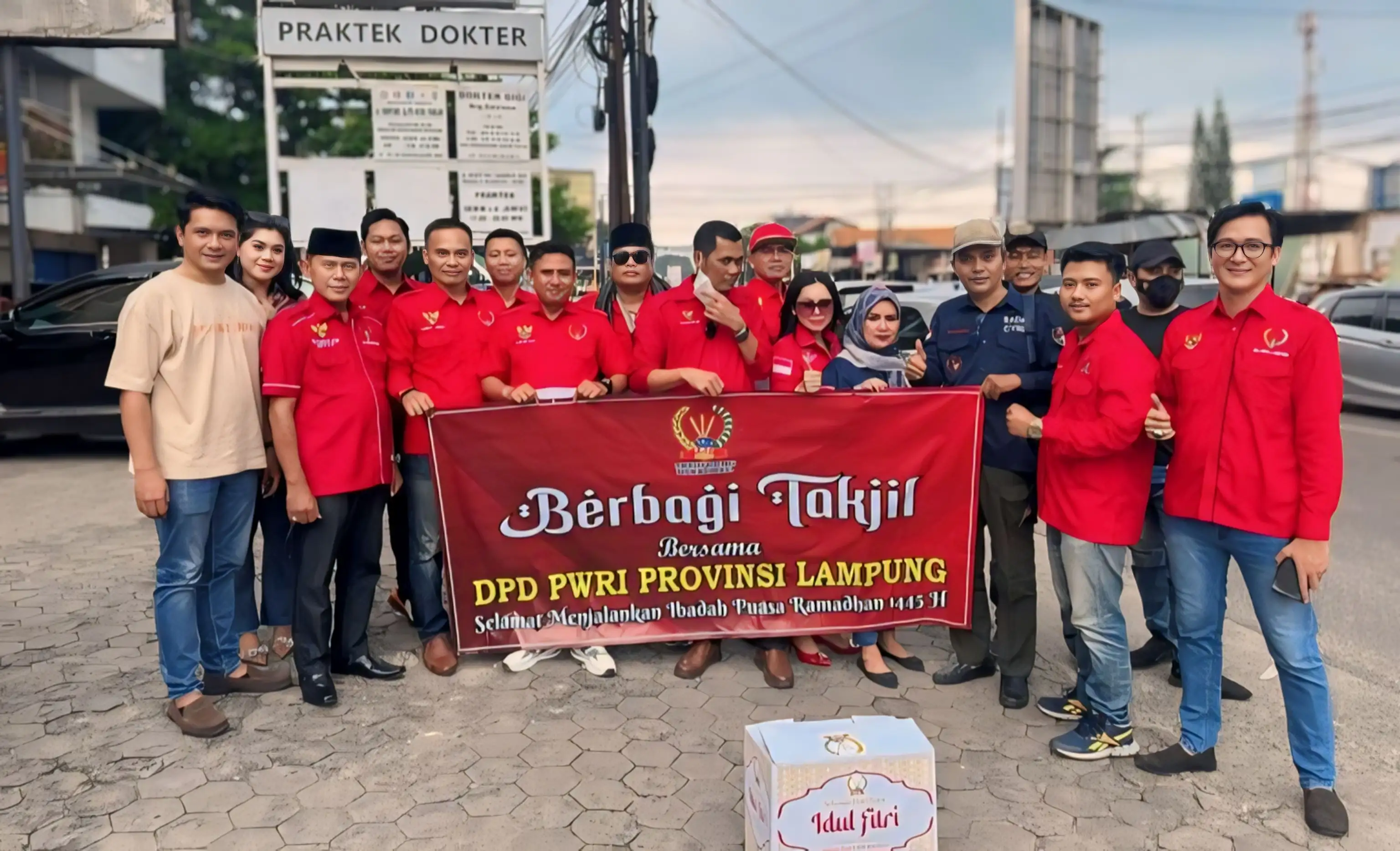 Pengurus DPD PWRI Lampung Mebagikan Takjil dan Buka Puasa Bersama