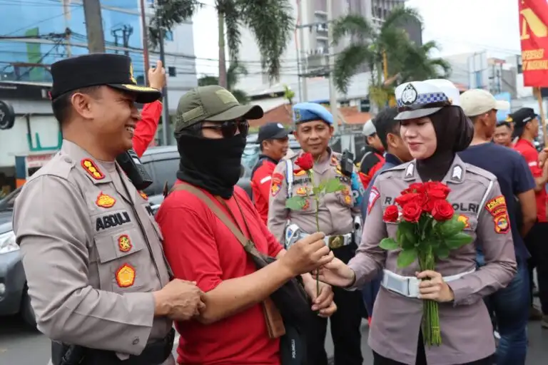 Polisi Bagikan Bunga Hingga Makanan Gratis Kepada Peserta Unjuk Rasa